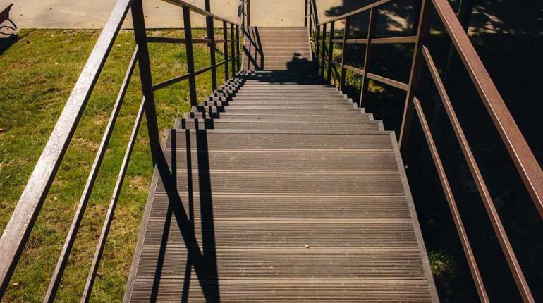 Обустройство лестницы в санатории «Заречье» - результат работ Террадек